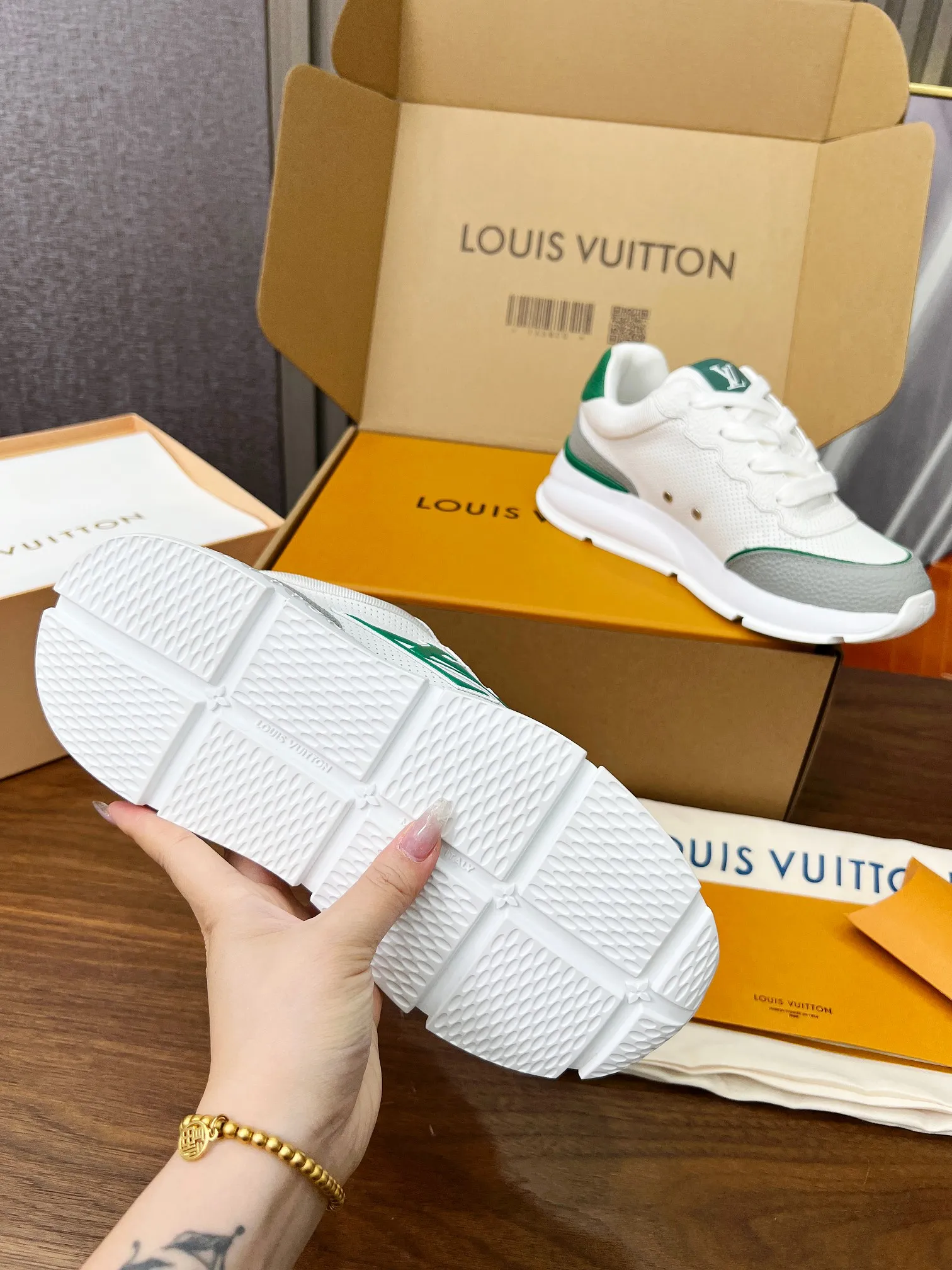 👟👟Ex-factory price 680👟👟 Men's size +10 LV Louis Vuitton L Jialu brand thick-soled casual couple sneakers🔥🔥🔥 Made of smooth cow leather and elegant design, can be easily integrated into various styles. The eye-catching LV letters are marked on the side of the shoe, and the lightweight rubber outsole is embellished with the Vuitton logo ▪️ Sole thickness: 4CM. The counter specializes in the latest casual shoes and new hard goods 🆕 ❥Purchase level! Full of high-end feel! A popular model among bloggers at home and abroad, it’s retro and fashionable and looks amazing on your feet! Wear a lot of happiness! The official website’s main recommendation★ ▪️Upper: Original custom-made imported calfskin fabric ▪️Inner lining: breathable gauze imported from Italy ▪️Outsole: rubber foam ➕tpu high-end outsole ▪️Shoe size: women’s 35-41, (women’s 41 is custom-made). Men's clothing 39-46 (45-46 customized).